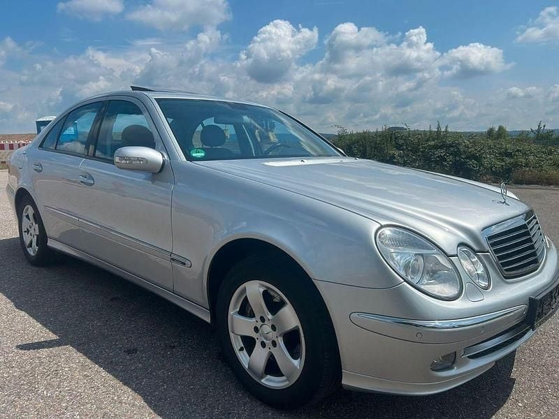 Silber Gebraucht 2005 Mercedes E350 Avantgarde Limousine | 8.890 € (Fairer Preis) - Bild 1/4