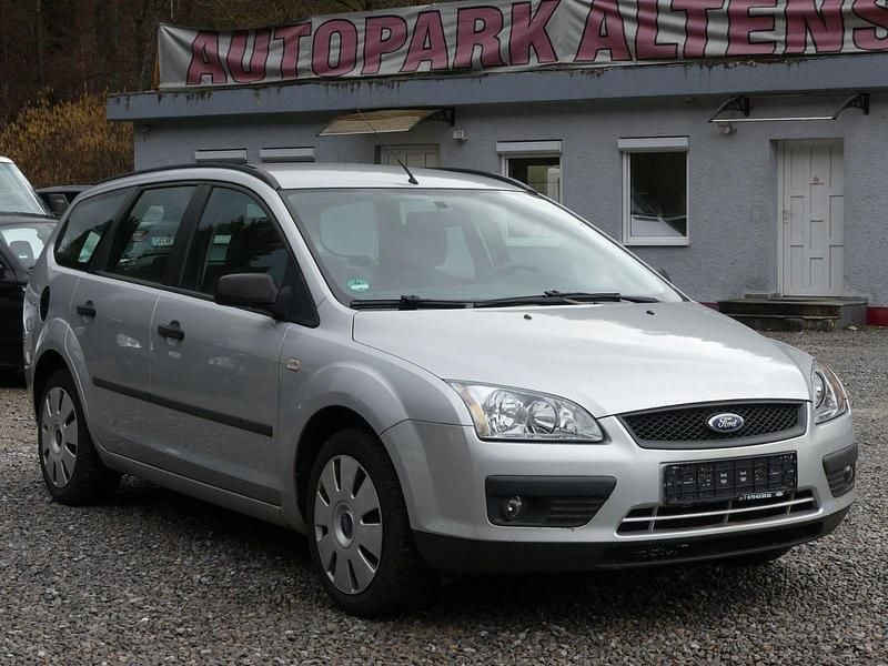 Gebraucht Ford Focus Trend 101 PS (74 kW) 2005 Silber Kombi