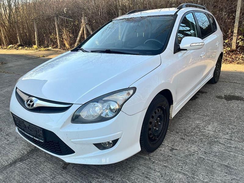 Gebraucht Hyundai i30 90 PS (66 kW) 2011 Weiß Kombi
