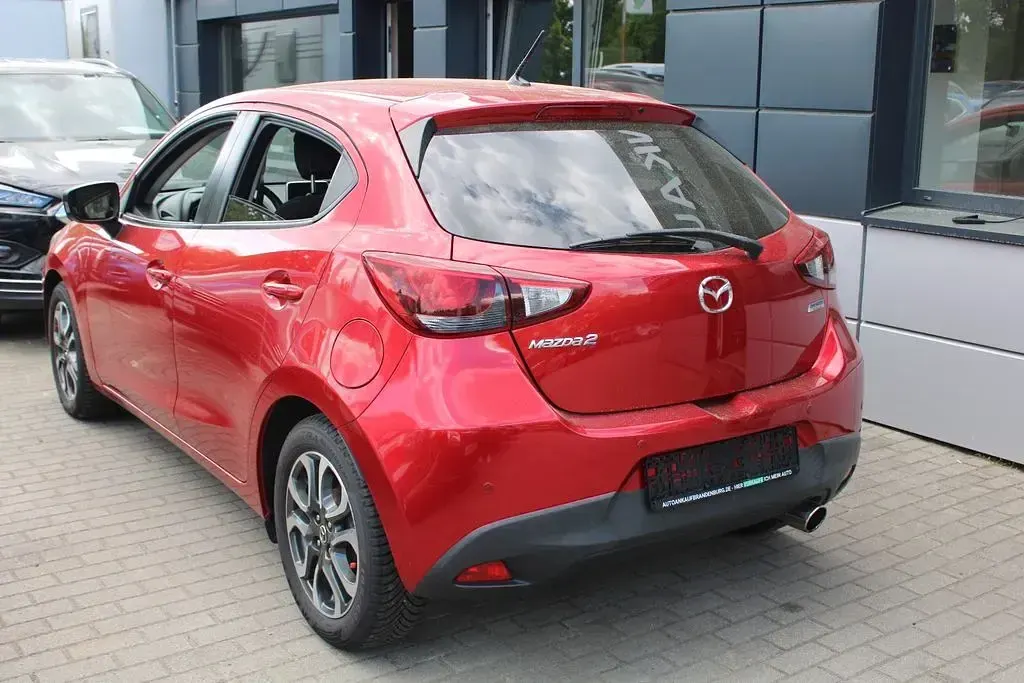 Używany Mazda 2 Nakama 90 KM (66 kW) 2016 Czerwony Sedan/Limuzyna