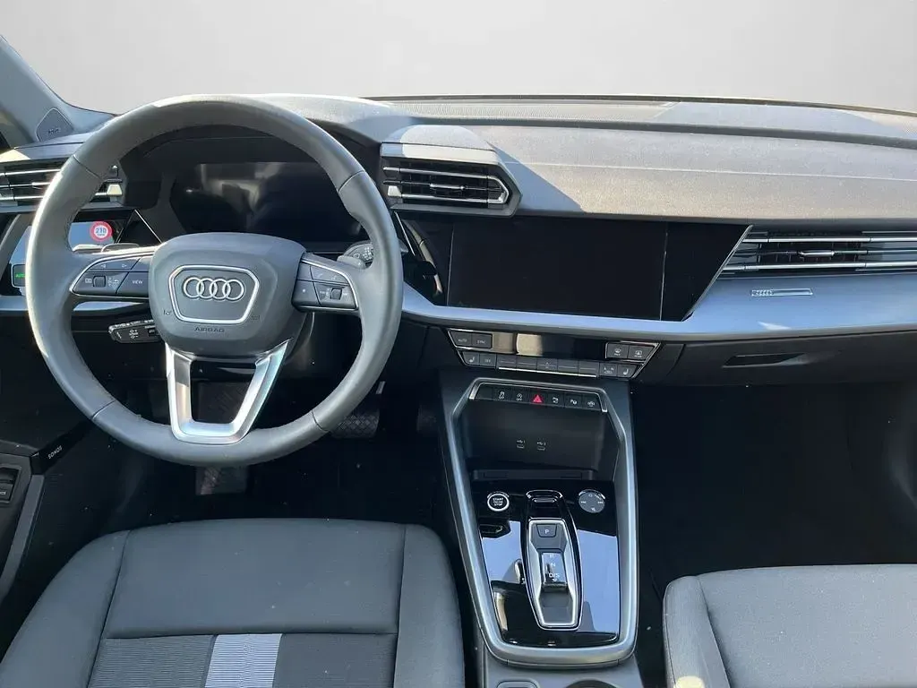 Gebraucht Audi A3 Ambiente 116 PS (85 kW) 2025 Distriktgrün metallic (metallic) Limousine