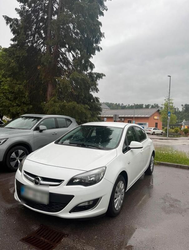 Weiß Gebraucht 2012 Opel Astra Kleinwagen | 5.500 € (Fairer Preis) - Bild 1/4