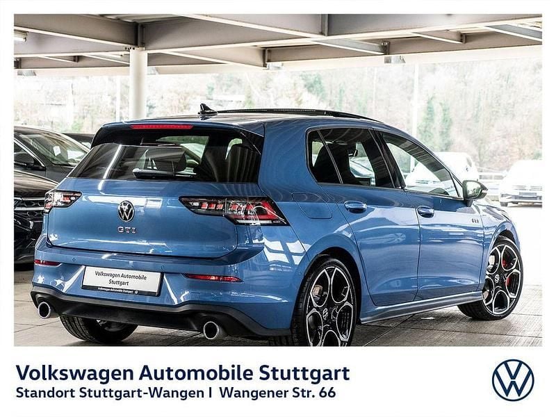 Gebraucht VW Golf VIII GTI 265 PS (194 kW) 2025 Anemonenblau metallic schwarz Limousine