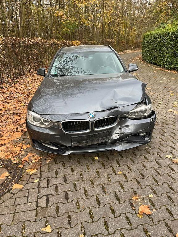 Grau Gebraucht 2013 BMW 318 Kombi | 4.149 € (Guter Preis) - Bild 1/4