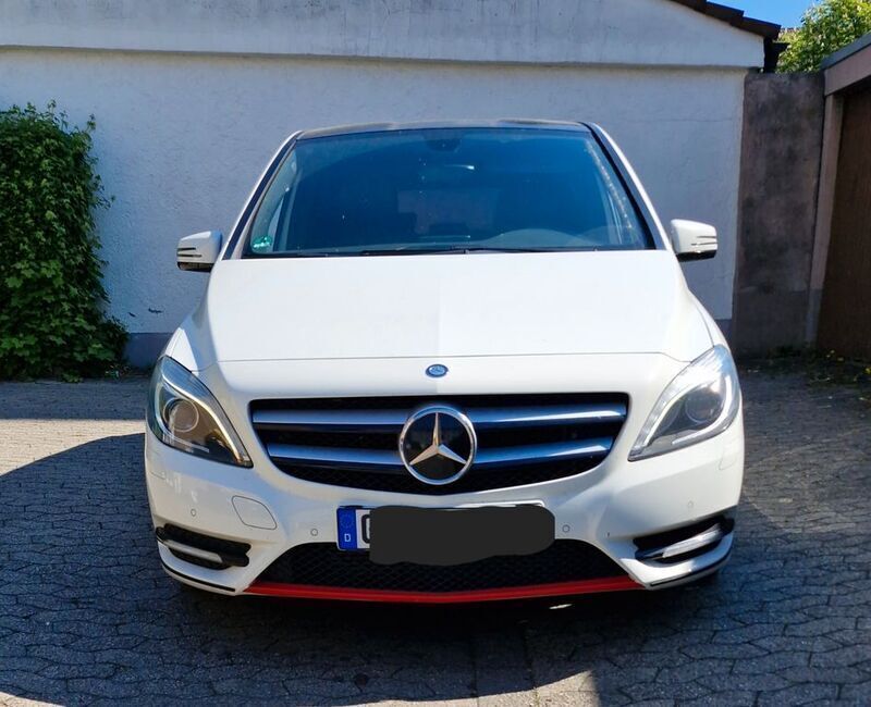 Weiß Gebraucht 2012 Mercedes B200 Van / Kleinbus | 10.400 € (Fairer Preis) - Bild 1/4