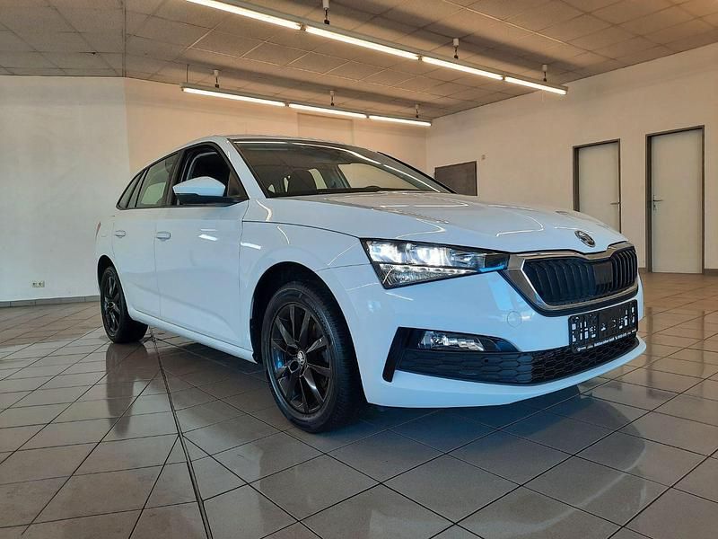 Gebraucht Skoda Scala Ambition 150 PS (110 kW) 2020 Weiß Kleinwagen
