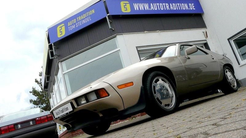Platin metallic Gebraucht 1983 Porsche 928 Coupé | 24.990 € - Bild 1/4
