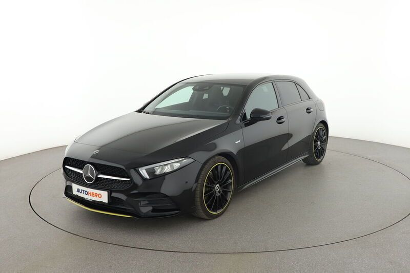 Schwarz Gebraucht 2019 Mercedes A250 AMG line Limousine | 29.780 € (Etwas zu teuer) - Bild 1/4