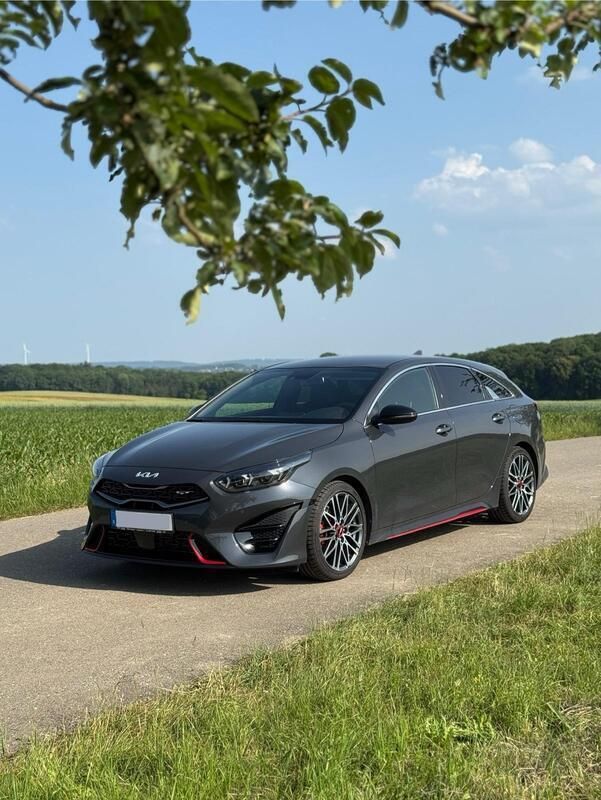 Grau Gebraucht 2022 Kia ProCeed GT Kleinwagen | 28.399 € (Fairer Preis) - Bild 1/4