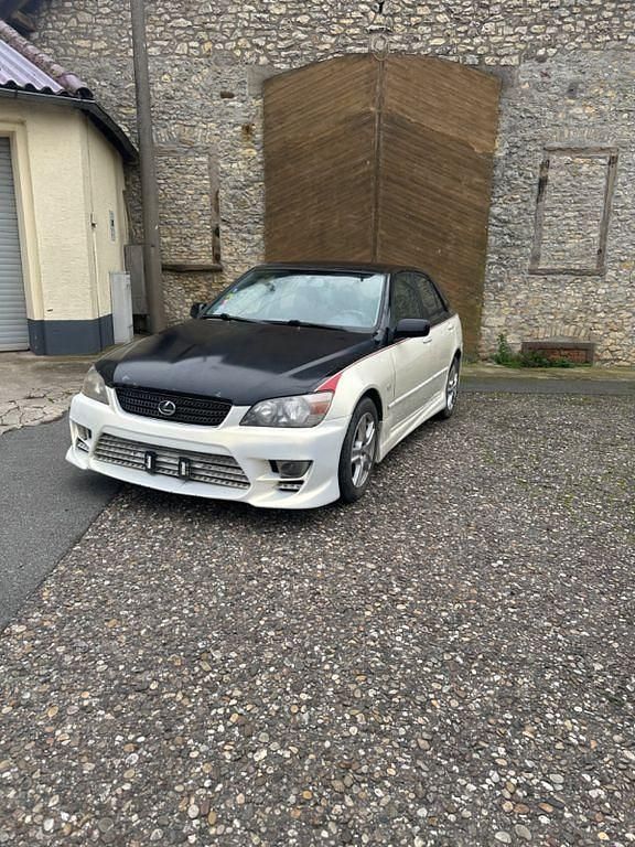 Weiß Gebraucht 2004 Lexus IS200 Limousine | 3.000 € (Fairer Preis) - Bild 1/4