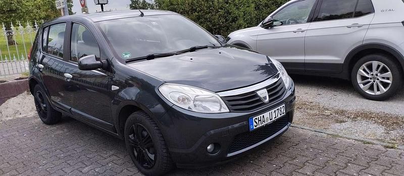 Grau Gebraucht 2009 Dacia Sandero Lauréate Kleinwagen | 1.900 € (Guter Preis) - Bild 1/4