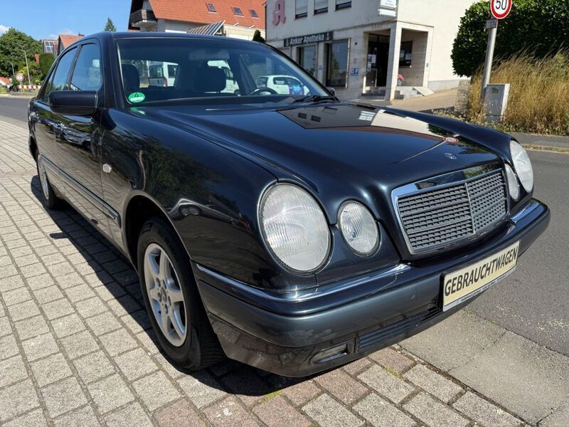 Schwarz Gebraucht 1999 Mercedes E200 Elegance Limousine | 3.490 € (Fairer Preis) - Bild 1/4