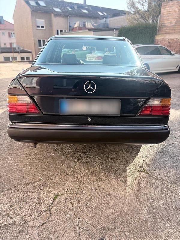 Gebraucht Mercedes E230 132 PS (97 kW) 1990 Blau Limousine