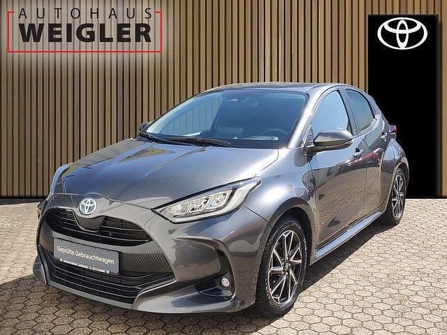 Grau Gebraucht 2023 Toyota Yaris Hybrid Team Limousine | 19.590 € (Guter Preis) - Bild 1/4