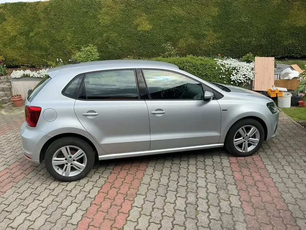 Używany VW Polo LOUNGE 75 KM (55 kW) 2015 Srebrny Sedan/Limuzyna