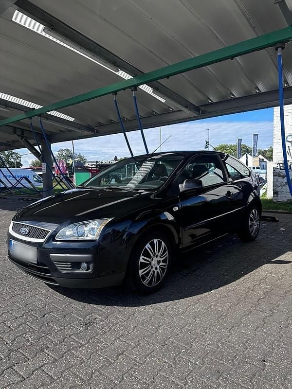 Schwarz Gebraucht 2004 Ford Focus Kleinwagen | 600 € (Superpreis) - Bild 1/4