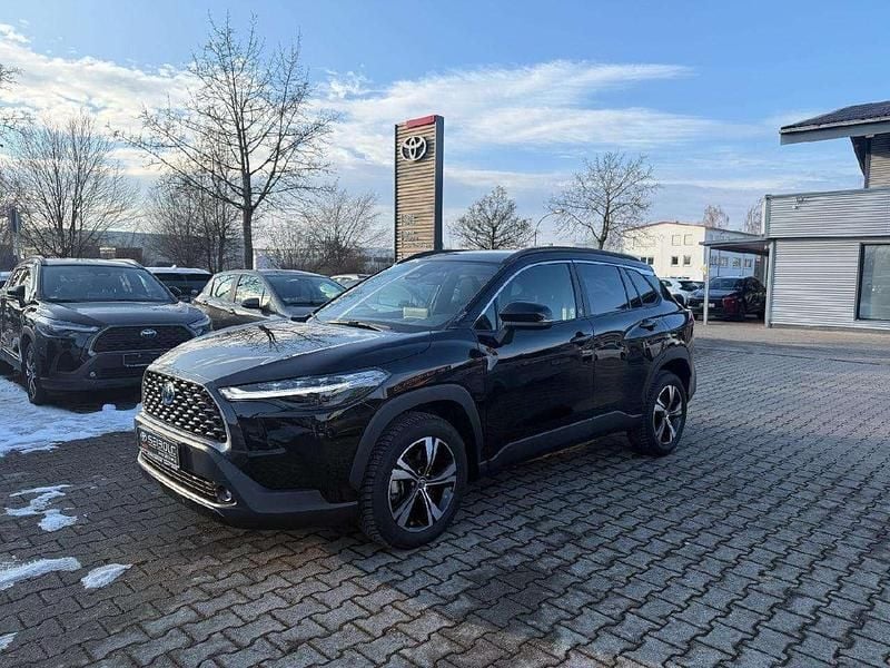 Gebraucht Toyota Corolla Cross Basis 140 PS (102 kW) 2023 Tiefschwarz mica metallic SUV