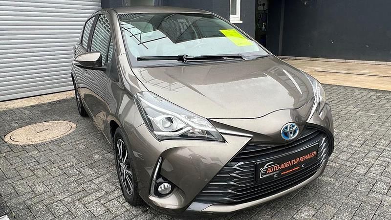 Grau Gebraucht 2018 Toyota Yaris Team Limousine | 14.790 € (Fairer Preis) - Bild 1/4