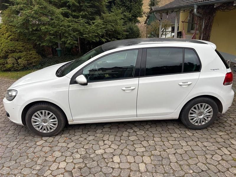 Gebraucht VW Golf VI Team 105 PS (77 kW) 2010 Weiß Kleinwagen