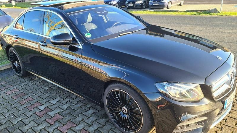 Schwarz Gebraucht 2020 Mercedes E220 AMG line Limousine | 34.500 € (Etwas zu teuer) - Bild 1/4
