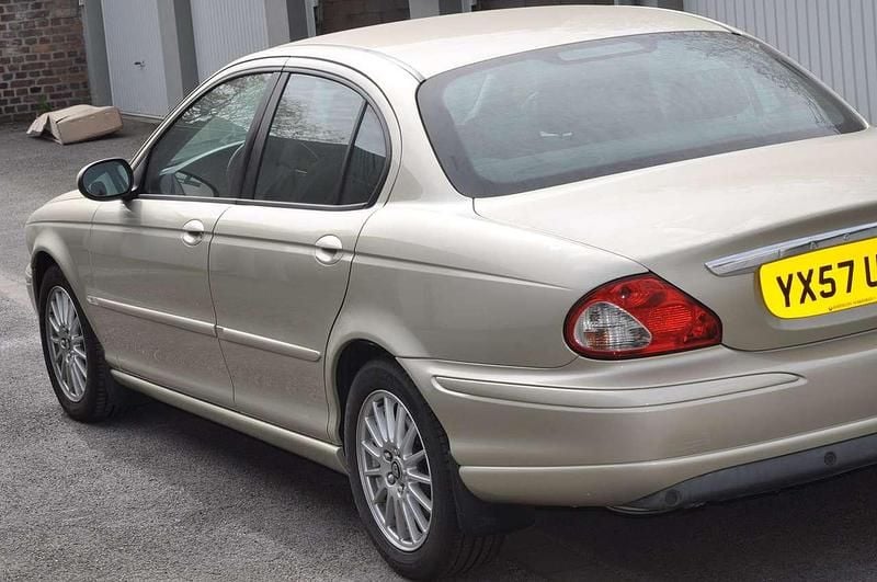 Begagnad Jaguar X-type 131 HK (96 kW) 2007 Guld Sedan