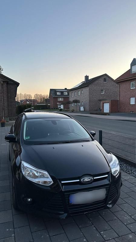 Gebraucht Ford Focus 101 PS (74 kW) 2013 Schwarz Kombi