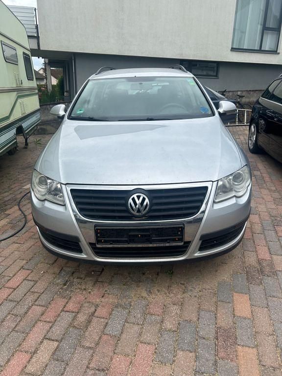 Silber Gebraucht 2010 VW Passat Comfortline Kombi | 1.200 € - Bild 1/2