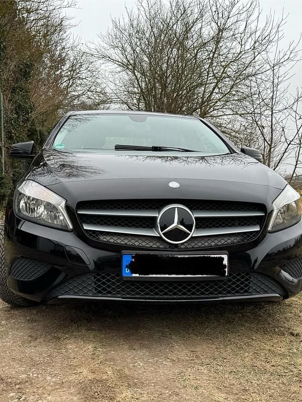 Schwarz Gebraucht 2014 Mercedes A180 Limousine | 6.500 € (Superpreis) - Bild 1/4