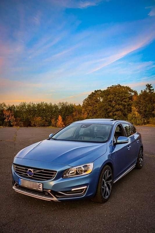 Blau Gebraucht 2013 Volvo V60 Summum Kombi | 10.000 € (Fairer Preis) - Bild 1/4