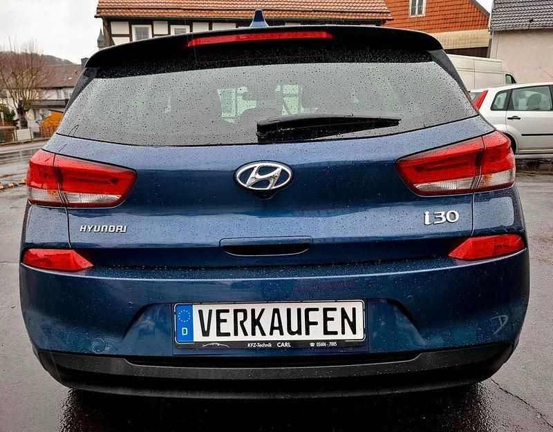 Gebraucht Hyundai i30 Intro Edition 110 PS (80 kW) 2017 Blau Limousine