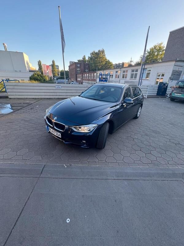 Blau Gebraucht 2014 BMW 320 Kombi | 8.599 € - Bild 1/4