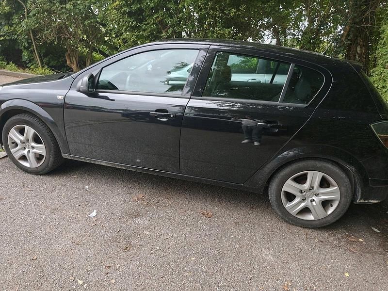 Schwarz Gebraucht 2010 Opel Astra Limousine | 1.500 € - Bild 1/4