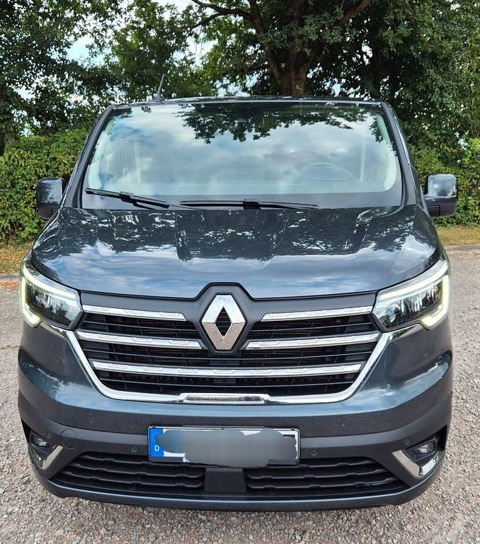 Grau Gebraucht 2023 Renault Trafic Van | 40.900 € (Etwas zu teuer) - Bild 1/4