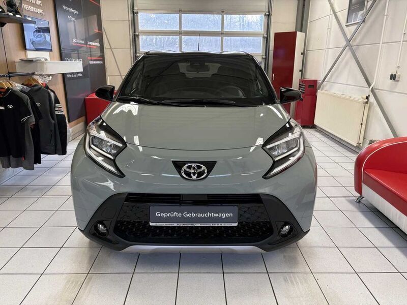 Urban khaki / night sky black Gebraucht 2023 Toyota Aygo X-plore Kleinwagen | 21.990 € (Teuer) - Bild 1/4