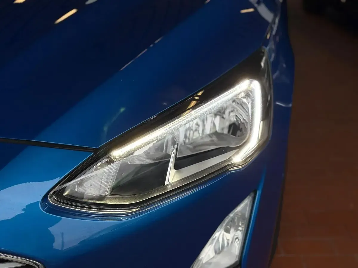 Gebraucht Ford Focus Cool & Connect 101 PS (74 kW) 2019 Blau Limousine
