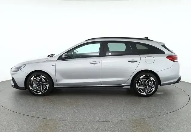 Neu Hyundai i30 N Line 140 PS (102 kW) 2025 Shimmeringsilvermet. Kombi