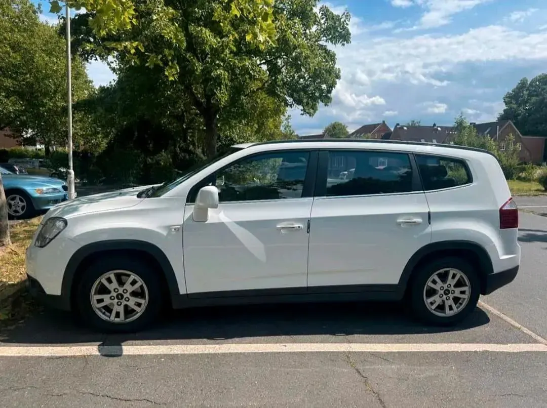 Gebraucht Chevrolet Orlando 150 PS (110 kW) 2012 Weiß Van / Kleinbus