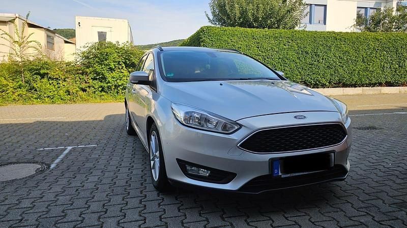 Silber Gebraucht 2015 Ford Focus Kombi | 6.500 € - Bild 1/4