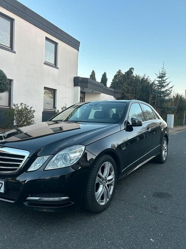 Gebraucht Mercedes E220 170 PS (125 kW) 2010 Schwarz Limousine