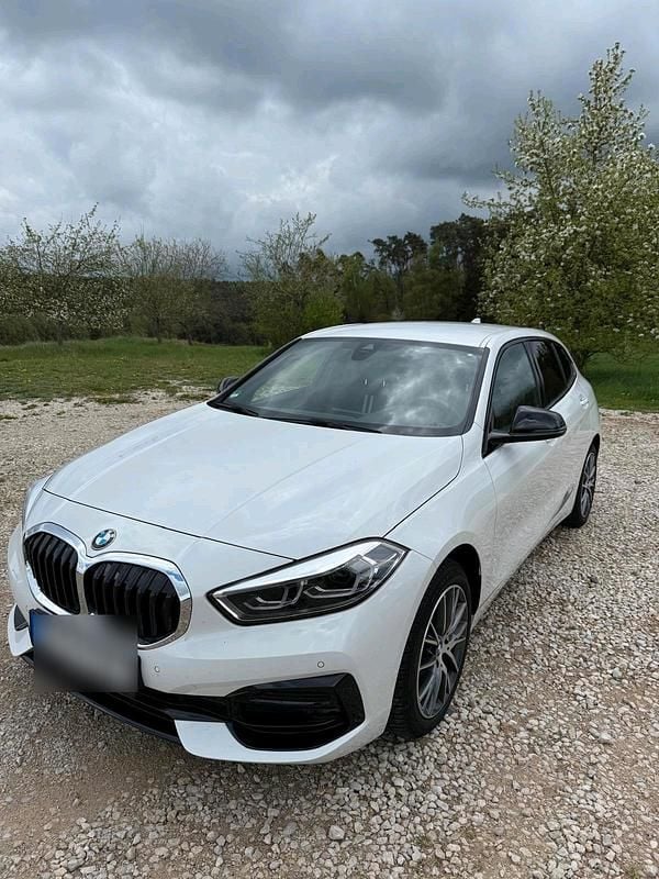 Weiß Gebraucht 2023 BMW 118 Sport Line Kleinwagen | 22.000 € (Guter Preis) - Bild 1/4