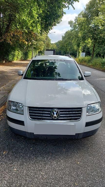 Weiß Gebraucht 2000 VW Passat Basis Kombi | 900 € (Superpreis) - Bild 1/4
