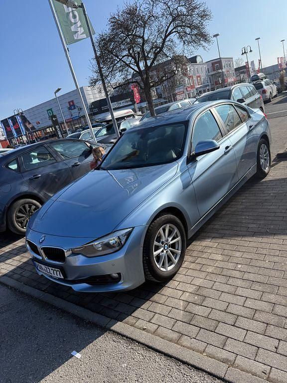 Gebraucht BMW 320 Sport Line 184 PS (135 kW) 2012 Blau Limousine