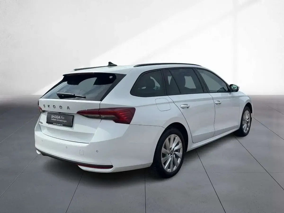 Gebraucht Skoda Octavia Selection 150 PS (110 kW) 2025 Moonweiß perleffekt Kombi