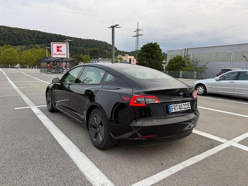 Schwarz Gebraucht 2021 Tesla Model 3 Standard Range Plus Limousine | 25.800 € (Fairer Preis) - Bild 1/4