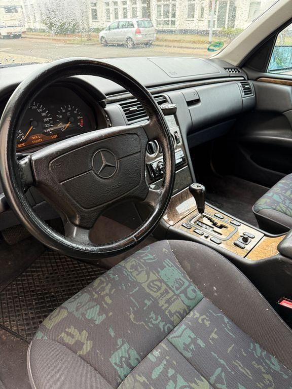 Gebraucht Mercedes E240 Avantgarde 170 PS (125 kW) 1998 Grün Limousine