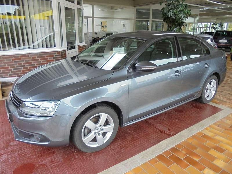 Platinum grey metallic Gebraucht 2013 VW Jetta Life Limousine | 12.499 € - Bild 1/4