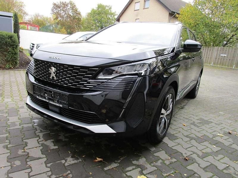 Schwarz perla nera/metallic Gebraucht 2024 Peugeot 5008 Allure Van / Kleinbus | 23.490 € (Fairer Preis) - Bild 1/4
