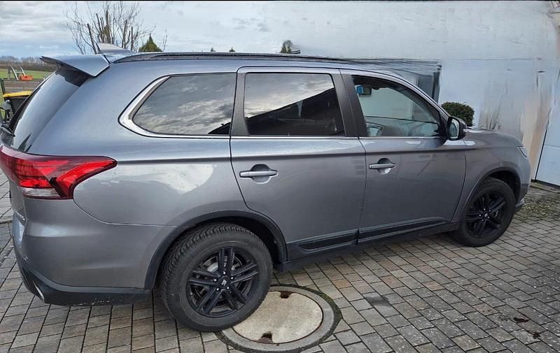 Gebraucht Mitsubishi Outlander 149 PS (109 kW) 2019 Grau SUV