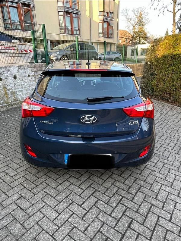 Gebraucht Hyundai i30 101 PS (74 kW) 2016 Blau Limousine