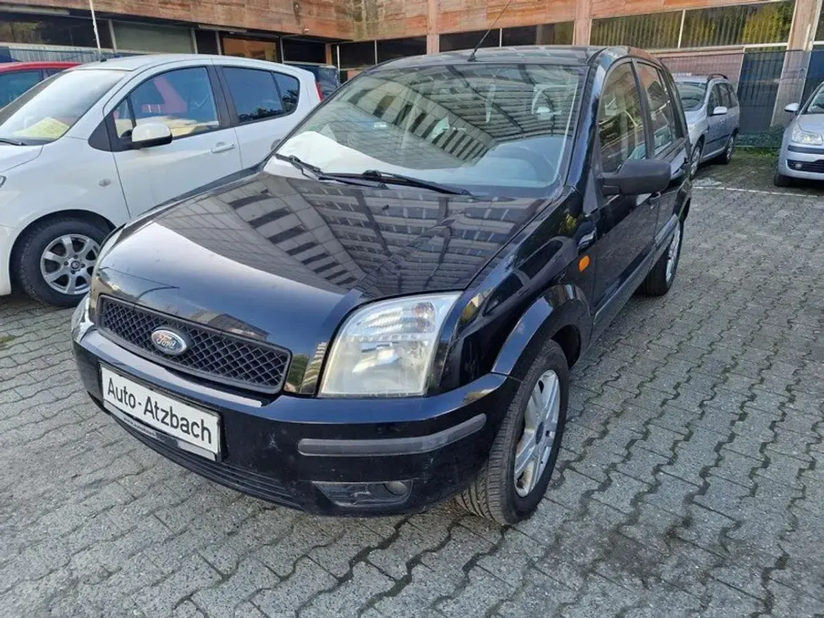 Używany Ford Fiesta 101 KM (74 kW) 2005 Czarny Hatchback
